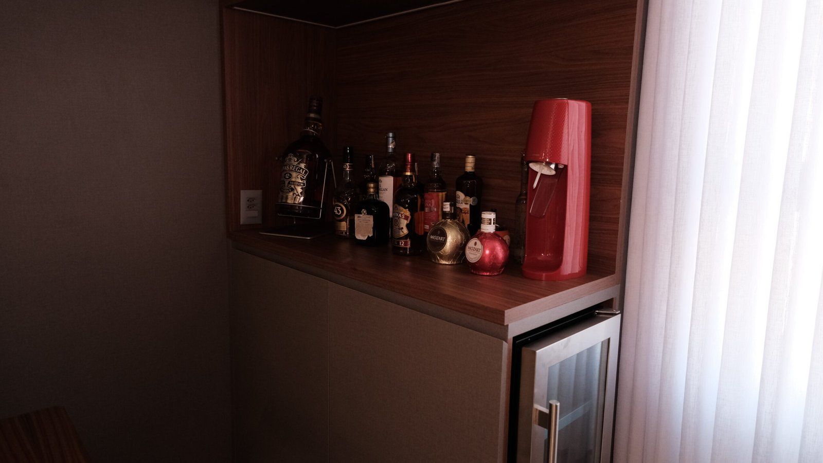 Bar com adega climatizada — projeto da Marcenaria Trevo em Belo Horizonte