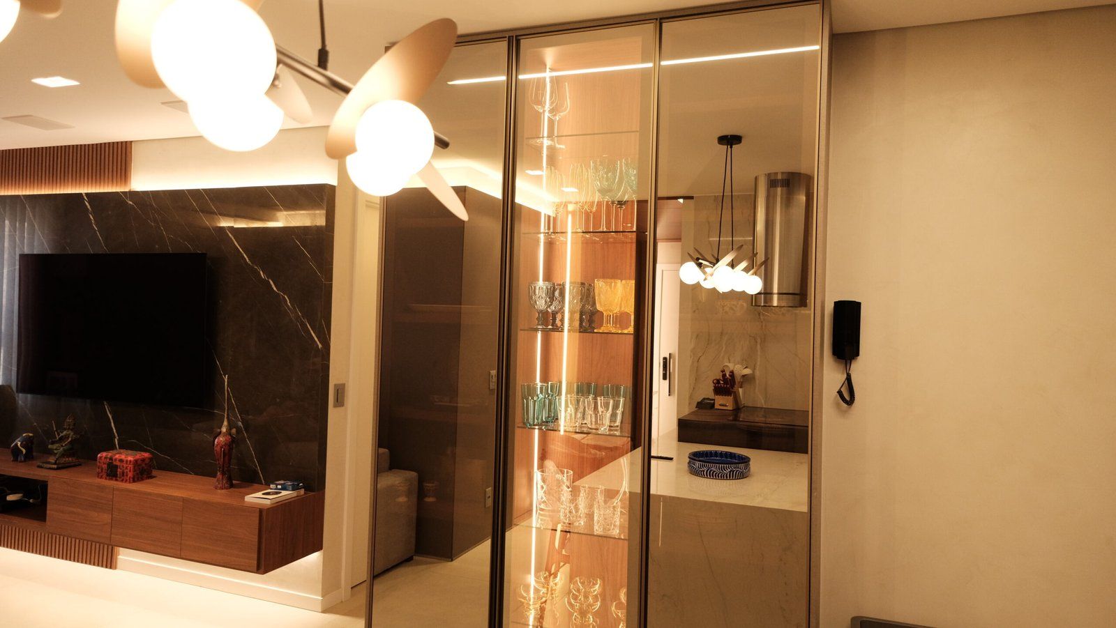 Cristaleira em vidro bronze — projeto da Marcenaria Trevo em Belo Horizonte