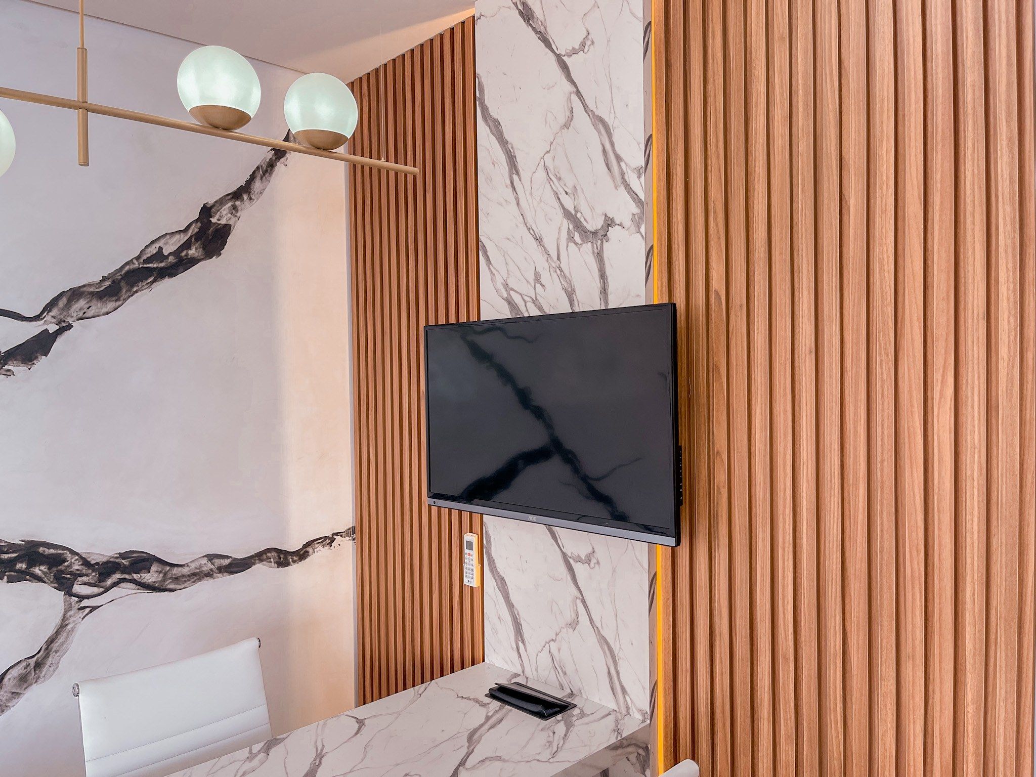 Bancada de trabalho e painel em pedra — home office planejados pela Marcenaria Trevo em Belo Horizonte