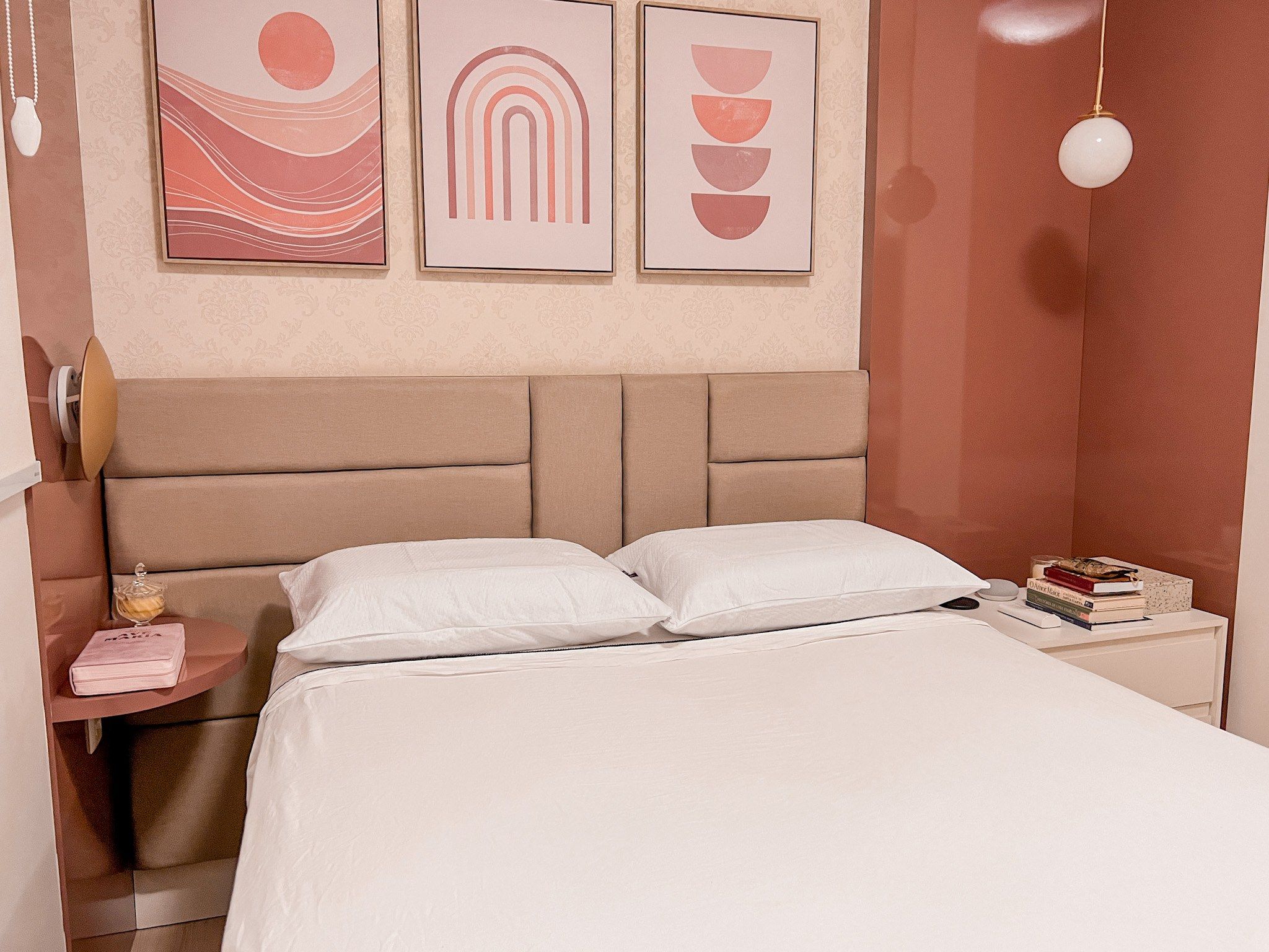 Quarto com cabeceira estofada e painel terracota — projeto da Marcenaria Trevo em Belo Horizonte