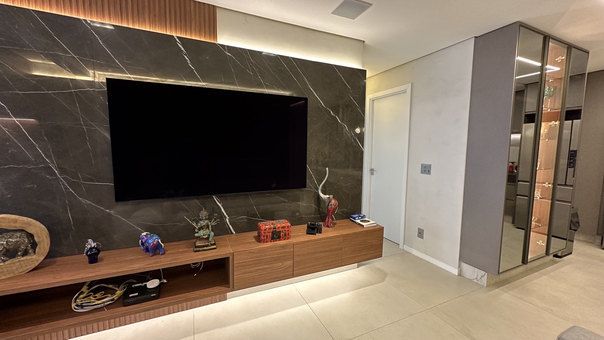 Sala de TV em mármore preto — projeto da Marcenaria Trevo em Belo Horizonte